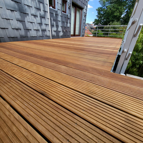Planches de terrasse en bois exotique stri&eacute;es